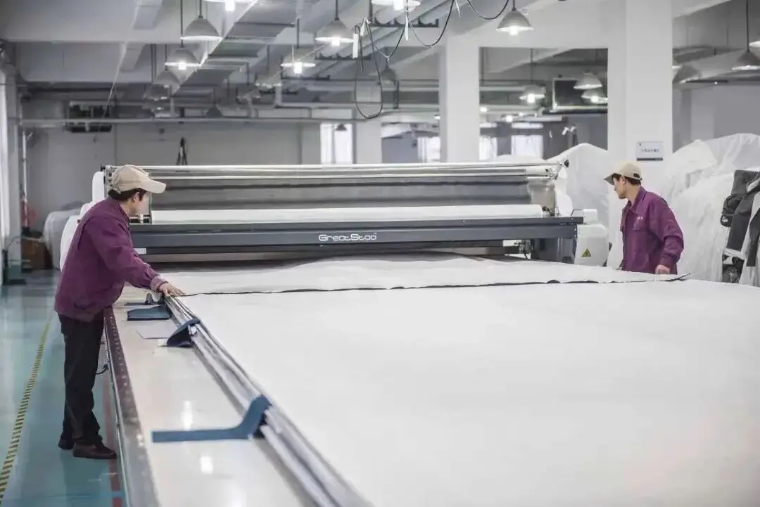 Worktables in the NEXTHOME TEX bedding factory finishing area